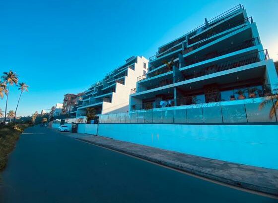 Arrenda-se flat T3 (2 suites) com piscina e vista ao mar – DE FRONTE A PRAIA