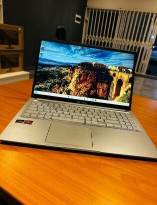ASUS Vivobook 15 AMD Ryzen 5 5600H 8GB RAM 512GB SSD AMD Graphics