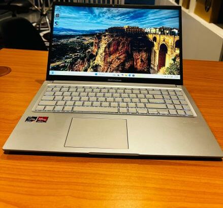 ASUS Vivobook 15 AMD Ryzen 5 5600H 8GB RAM 512GB SSD AMD Graphics
