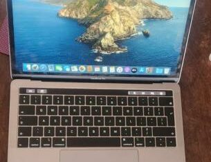 MacBook Pro 2019 Touchbar Touch ID i5 8GB RAM 256GB SSD 13.3”