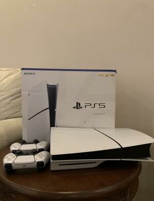 PlayStation 5 Super Slim + 2 Joys. + TV LED Sinotec 39″ (Selado) + 5 Jogos Digitais