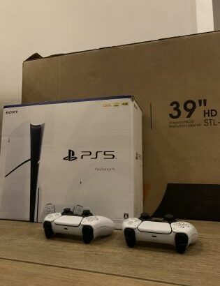 PlayStation 5 Super Slim + 2 Joys. + TV LED Sinotec 39″ (Selado) + 5 Jogos Digitais