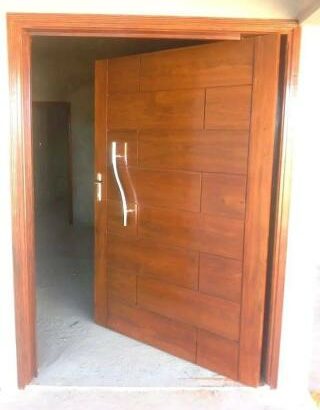 Carpintaria e Marcenaria fazemos PORTAS, MESAS, CADEIRAS, RACK PAINEL, ROUPEIROS, ETC