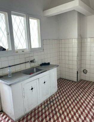 Vende se apartamento espaçoso tipo 2 no bairro alto mae