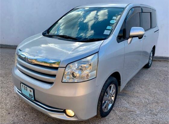 TOYOTA NOAH 2009