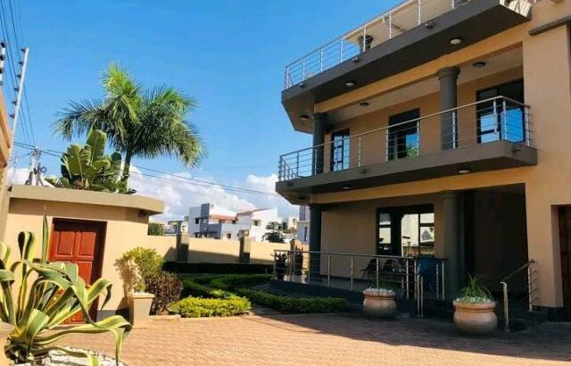 Vende-se Luxuosa Moradia T7 mobilada no triunfo novo