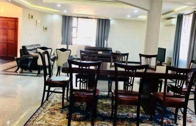 Vende-se Luxuosa Moradia T7 mobilada no triunfo novo