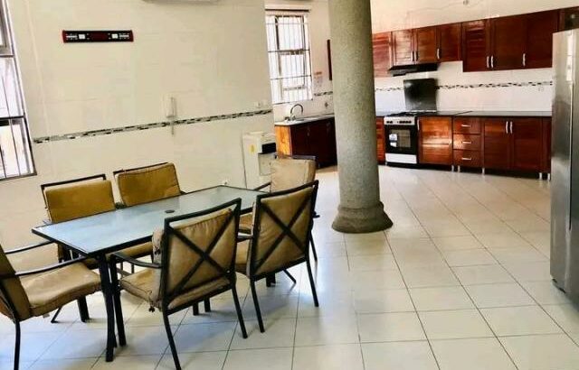 Vende-se Luxuosa Moradia T7 mobilada no triunfo novo