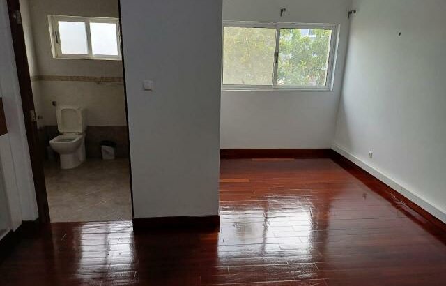 Arrenda-se Luxuosa Moradia T4+1 na sommerschield II café sol