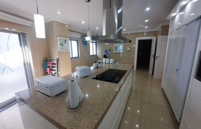 Arrenda-se Luxuoso Apartamento Penthouse T4 Mobilado no condomínio The Palm