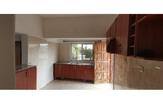 *Arenda-se linda casa TP3 no 1º Andar  num condomínio na Matola N4 Malhampsene desvio do Tricamo