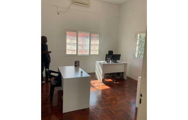 Arrenda-se Geminada T4 para escritório na sommerschield 1