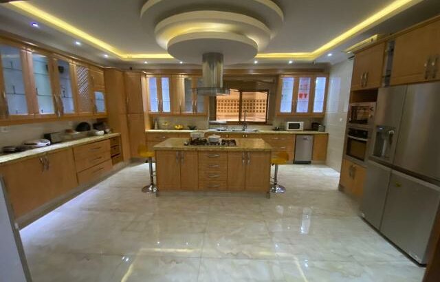 Vende-se Luxuosa Moradia T5 Mobilada no triunfo novo