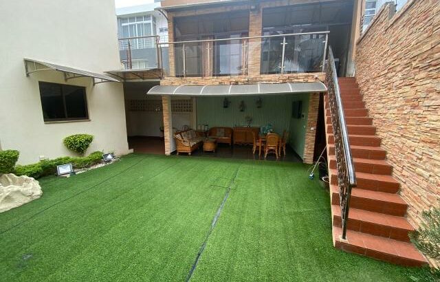 Vende-se Luxuosa Moradia T5 Mobilada no triunfo novo