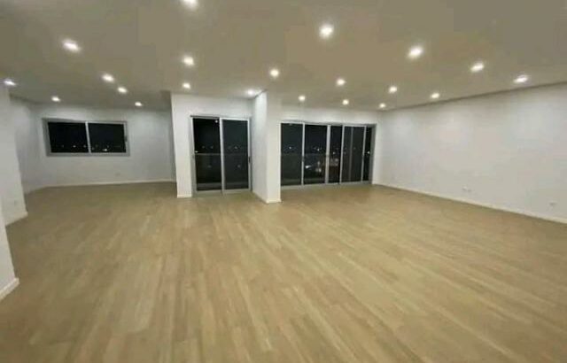 Vende-se Luxuoso Apartamento T4 no Golf Residence