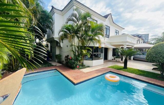 Arrenda-se Luxuosa Moradia T4 no condomínio sommerschield II