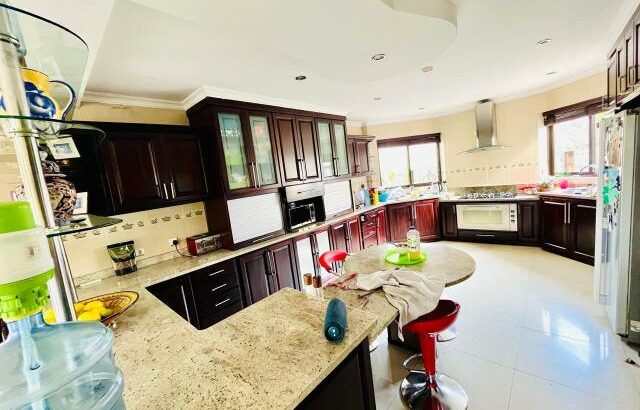 Arrenda-se Luxuosa Moradia T4 no condomínio sommerschield II