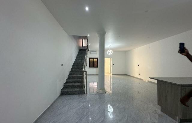 Arrenda-se Luxuosa Moradia duplex T2 em condomínio fechado