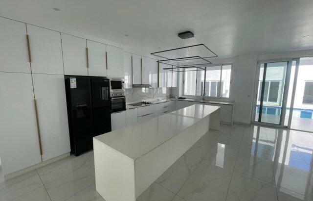 Arrenda-se Luxuosa Moradia T7 na sommerschield 1