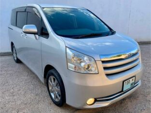 TOYOTA NOAH 2009
