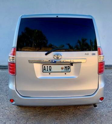 TOYOTA NOAH 2009