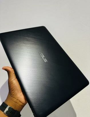 Asus VivoBook 15 XR540UAR Notebook Pc Intel Core I3-7020U  7th Gen 2.30 GHZ (04 CPUs)4 GB DDR4 SDRAM ,256 GB SSD 15.6 Display FHD ,intel HD 620 Graphi