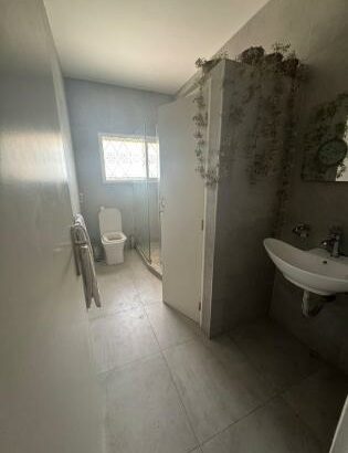 Vende-se T3 R/c na Julies Nyerere