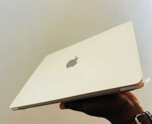 MacBook Air 2022 13.6” M2 8GB RAM 256GB SSD