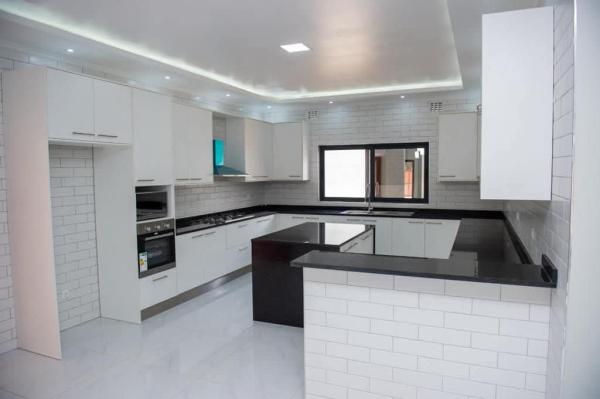 Vende-se Moradia T3+1 por estrear no centro da cidade de Matola