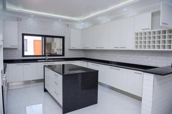 Vende-se Moradia T3+1 por estrear no centro da cidade de Matola