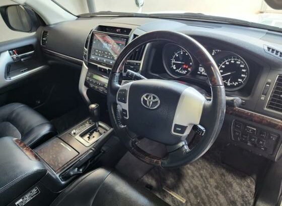 Toyota Land Cruiser VX 2013