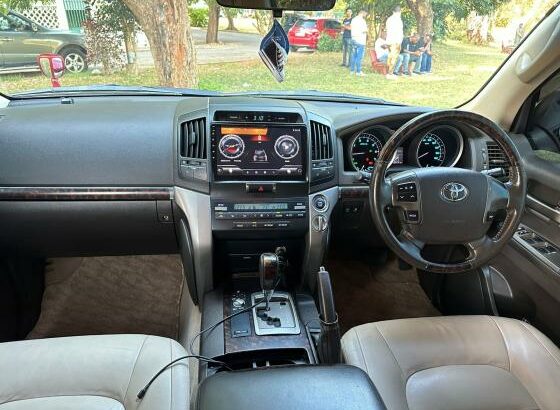 Toyota Land Cruiser V8 2013