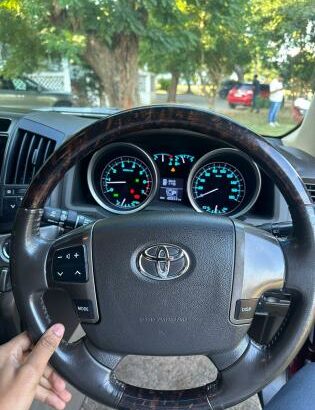 Toyota Land Cruiser V8 2013