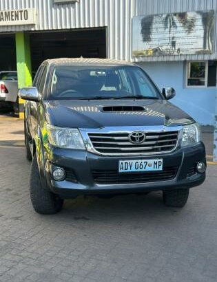 Toyota | Hilux D-4D | 2014 | Manual | Diesel | 4×4