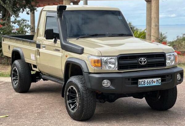Toyota | Land Cruiser HZ | 2014 | Gasolina | 4×4