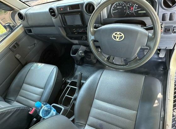 Toyota | Land Cruiser HZ | 2014 | Gasolina | 4×4