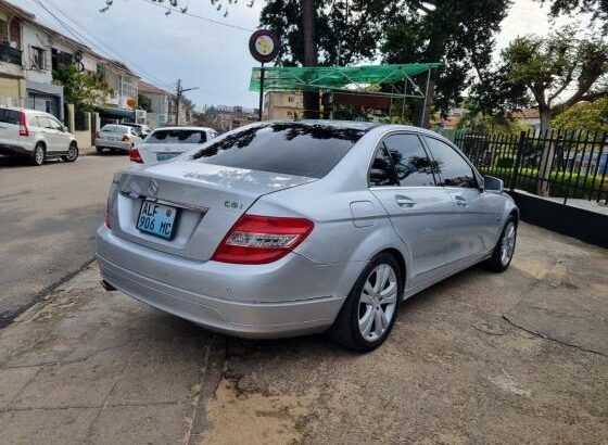Mercedes-Benz C200 2010 – Impecável