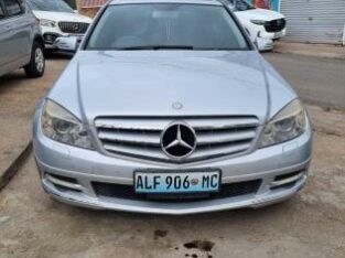 Mercedes-Benz C200 2010 – Impecável