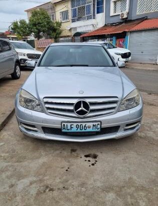 Mercedes-Benz C200 2010 – Impecável