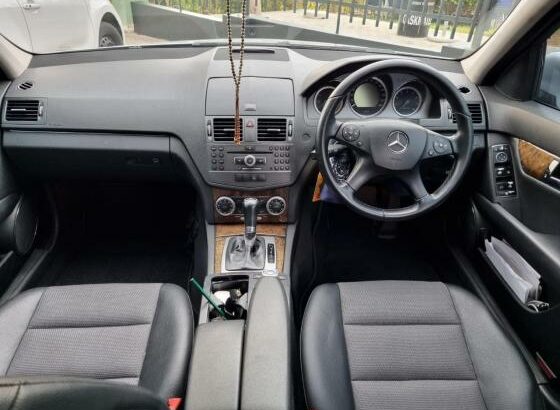 Mercedes-Benz C200 2010 – Impecável