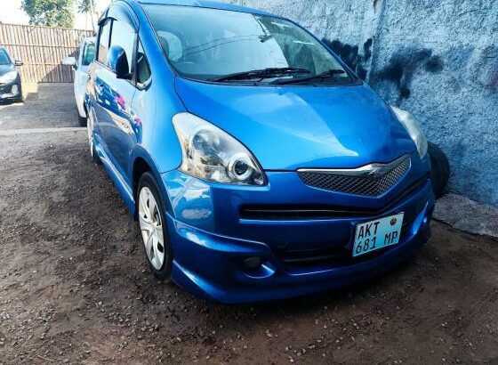 vendo Toyota ractis 2010 recém chegado
