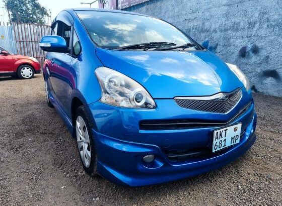 vendo Toyota ractis 2010 recém chegado