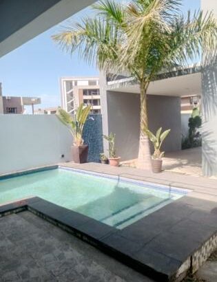 VENDO MORADIA DÚPLEX T-4 (3 SUITES*)
2 SALAS, PISCINA, DEPENDÊNCIA, 
COZINHA MODERNA AMPLA EQUIPADA, TRIUNFO 2 AO VALOR DE 25.000.000 MTS NEGÓCIAVEL