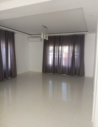 VENDO MORADIA DÚPLEX T-4 (3 SUITES*)
2 SALAS, PISCINA, DEPENDÊNCIA, 
COZINHA MODERNA AMPLA EQUIPADA, TRIUNFO 2 AO VALOR DE 25.000.000 MTS NEGÓCIAVEL