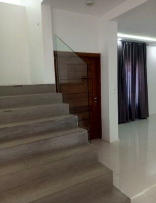 VENDO MORADIA DÚPLEX T-4 (3 SUITES*)
2 SALAS, PISCINA, DEPENDÊNCIA, 
COZINHA MODERNA AMPLA EQUIPADA, TRIUNFO 2 AO VALOR DE 25.000.000 MTS NEGÓCIAVEL