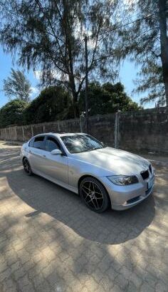 BMW 320i 2009 com Sunroof