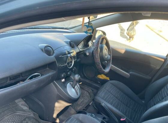 Mazda Demio limpo aproveita