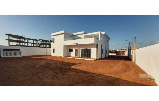 Vende-se uma espaçosa Moradia T5 no Mapulene