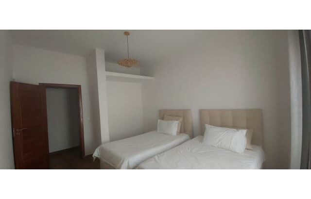 Vende-se uma espaçosa Moradia T5 no Mapulene