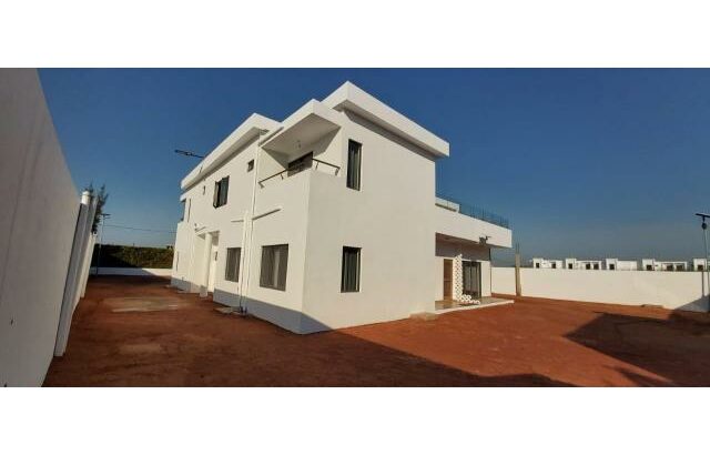 Vende-se uma espaçosa Moradia T5 no Mapulene